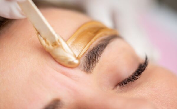 Jak używać wosku do brwi?