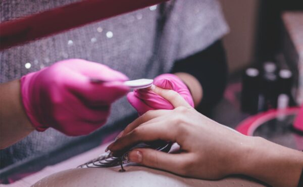 Jak wyprostować paznokcie rosnące w górę i zadbać o zdrowy wygląd dłoni