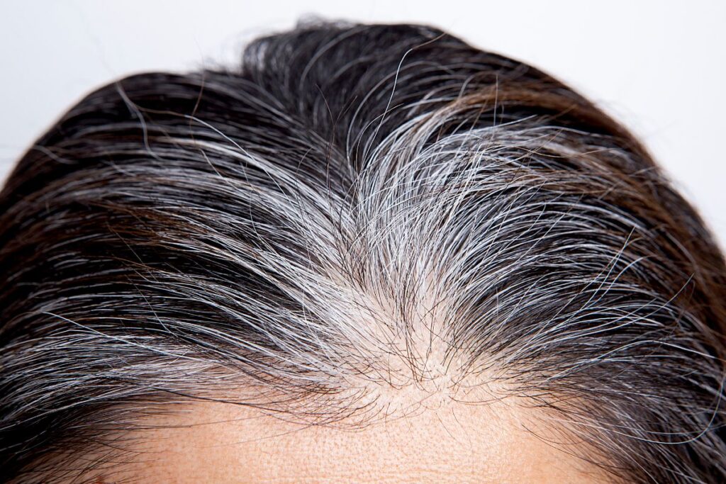 Jak zapobiegać siwiejącym włosom?