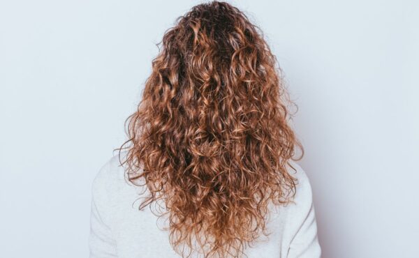 Jaka jest porowatość kręconych włosów?