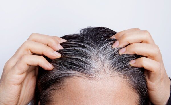 Jaki szampon koloryzujący pokryje siwe włosy?