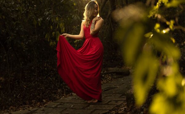 Jakie kolory paznokci najlepiej pasują do czerwonej sukienki?