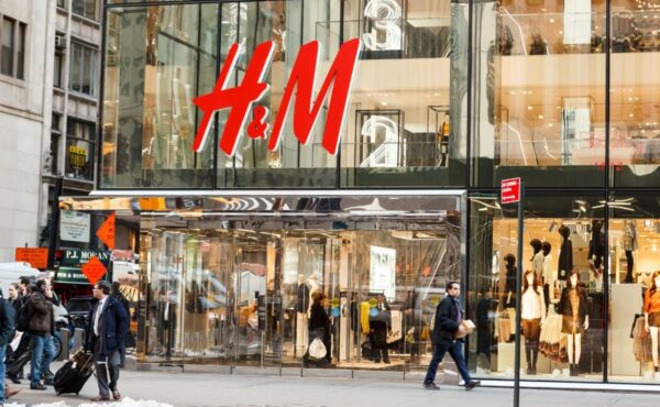 Ta jeansowa kurtka to HIT jesieni 2025 – dlaczego wszyscy oszaleli na jej punkcie?