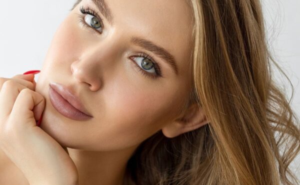 Schowaj ciężkie podkłady na dno szuflady – ten lekki hit z SPF 30 to sekret nieskazitelnej skóry latem! Czy to koniec z maską na twarzy?