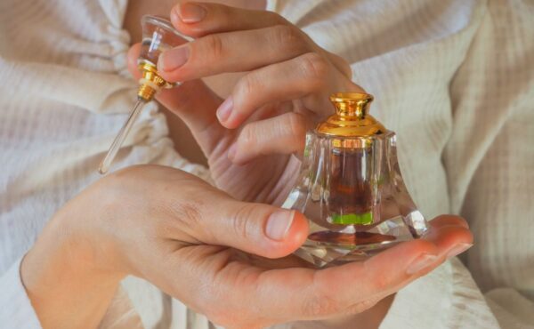 Pamiętasz ten kultowy zapach z lat 90.? Fanki nadal go kochają, a jego zmysłowa woń utrzymuje się przez cały dzień!