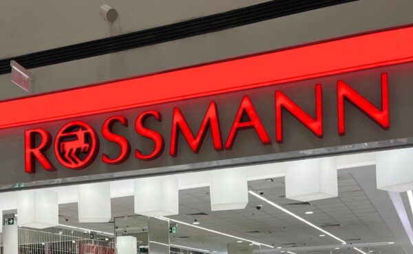 To kosztuje grosze, a działa jak lifting! Hit z Rossmanna wygładza zmarszczki w sekundę – zniknie z półek w mgnieniu oka!