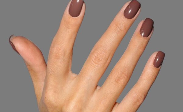 Odkryj Jesienny Hit, Który Pokochają Minimalistki – Ten Manicure w Kolorze Cappuccino Robi Furorę!