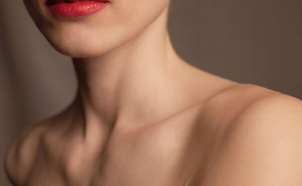 Odsłania za dużo? Twój dekolt może zdradzać prawdziwy wiek – poznaj krem, który kobiety oceniają na 5/5 i działa cuda!