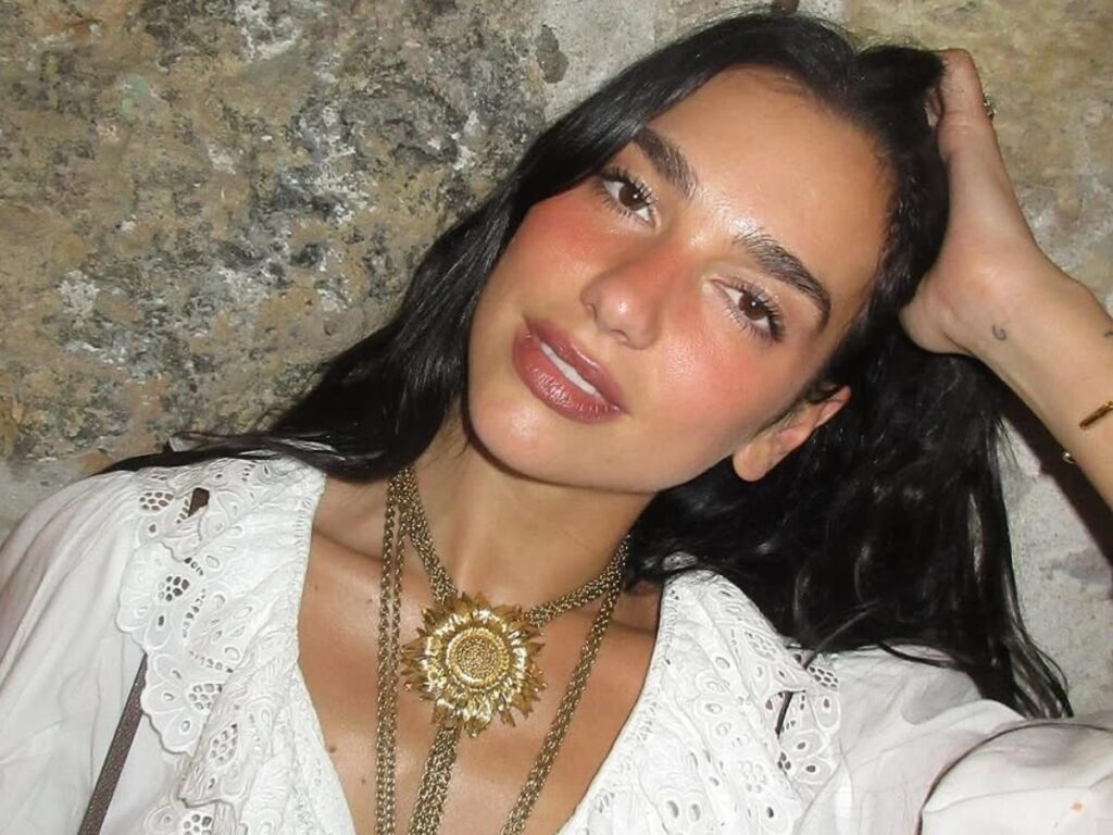 Letnie Paznokcie 2025: Dlaczego Każdy Mówi o Stylu Dua Lipy z Palermo?