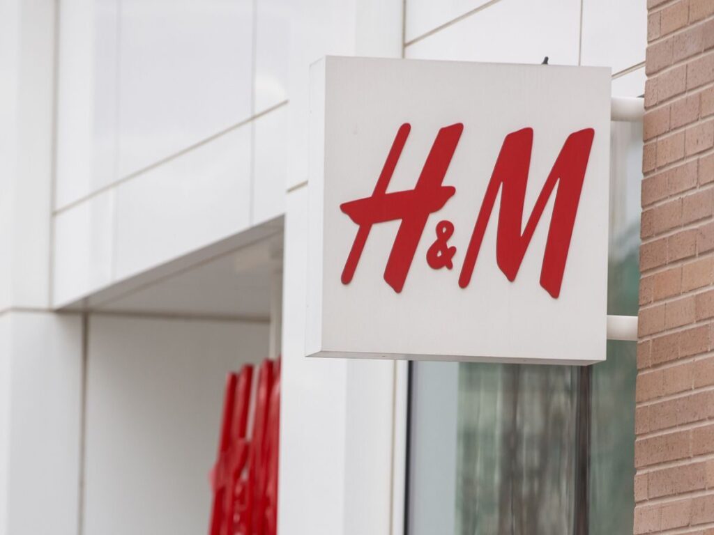 Te letnie spodnie z H&M robią furorę! Czy „playa pants” to must-have wakacji 2025?