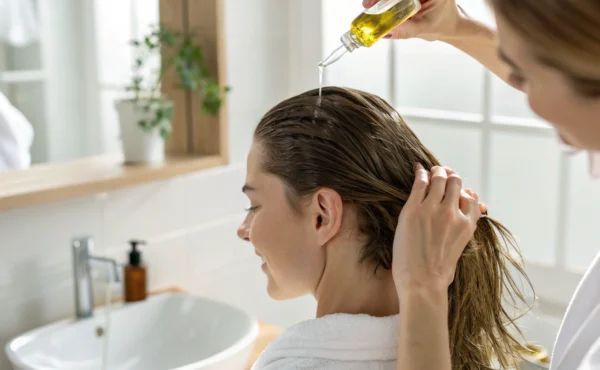 Olej rycynowy na włosy – jak działa i jak stosować?