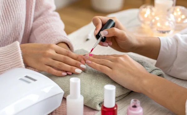 Paznokcie żelowe – jak zrobić manicure żelowy krok po kroku i czy niszczy płytkę?