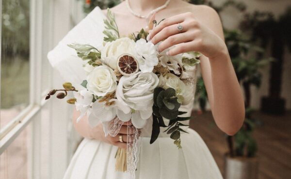 Jakie dodatki do sukienki na wesele warto wybrać?