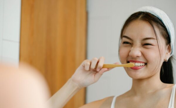 Przebarwienia na zębach – skąd się biorą i jak im zapobiegać?