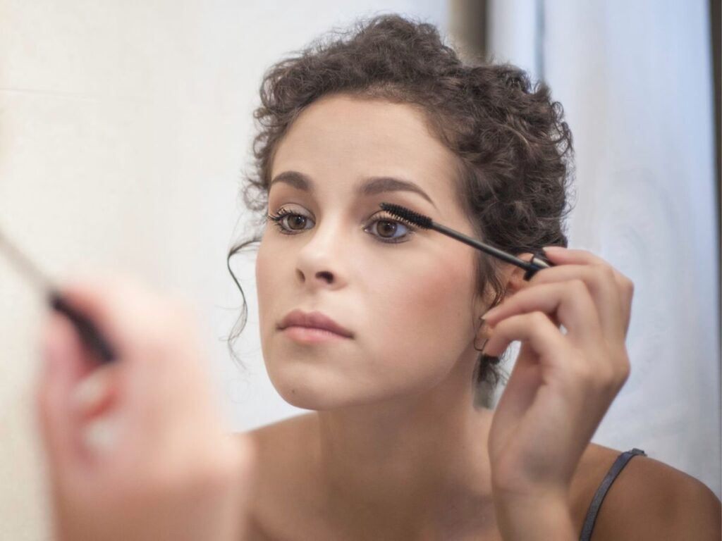 Ta maskara to ideał do opadających powiek! Efekt „doll eye” uzyskasz po dwóch pociągnięciach