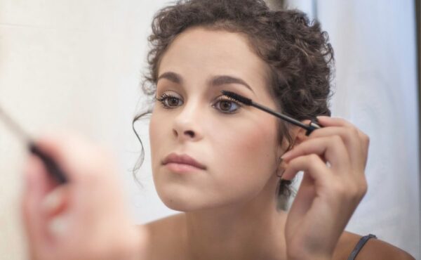 Ta maskara to ideał do opadających powiek! Efekt „doll eye” uzyskasz po dwóch pociągnięciach