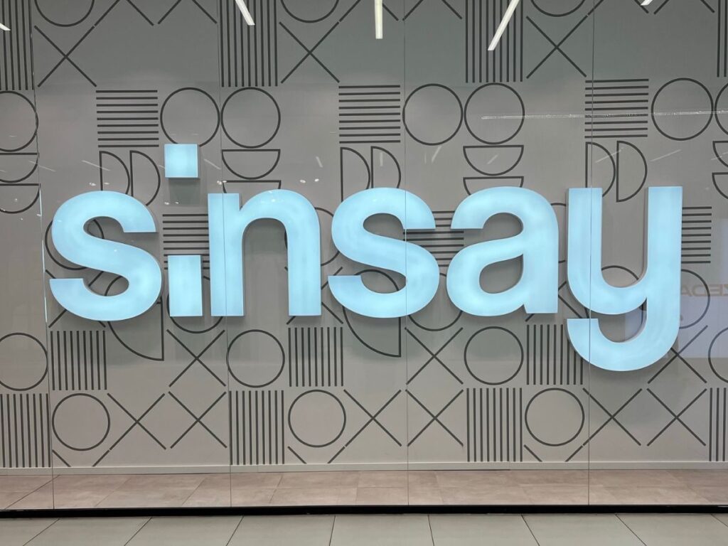 Te czarne jeansy z Sinsay kosztują grosze, a sprawią, że Twoje biodra będą wyglądać jak u latynoskiej bogini! 🔥😍