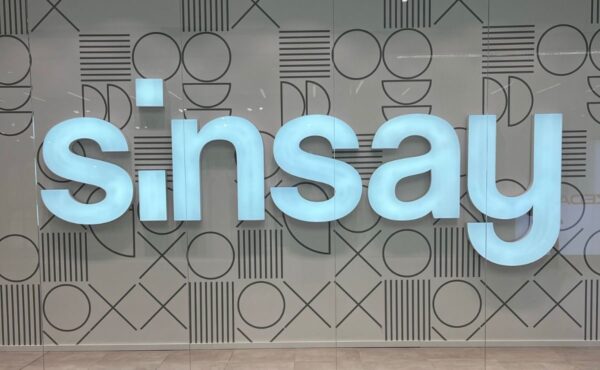 Te czarne jeansy z Sinsay kosztują grosze, a sprawią, że Twoje biodra będą wyglądać jak u latynoskiej bogini! 🔥😍