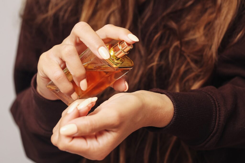 Odkryj Zapach, Który Rozgrzeje Cię Jak Jesienny Płomień – Czy To Najbardziej Uzależniające Perfumy Sezonu?