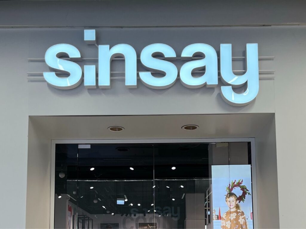 Ten czekoladowy komplet dresowy z Sinsay to must-have cozy girls. Na udach i biodrach leży idealnie