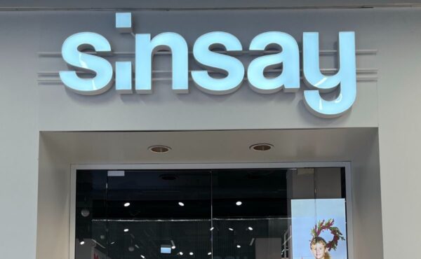 Ten czekoladowy komplet dresowy z Sinsay to must-have cozy girls. Na udach i biodrach leży idealnie