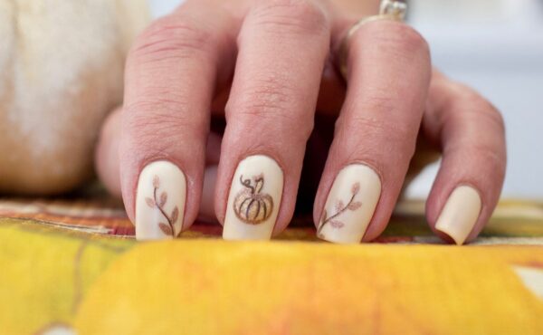 7 Jesiennych Stylizacji Paznokci z Dyniami, Które Rozkochają Cię w Halloween! 🌟 Czy Odważysz Się Je Wypróbować?