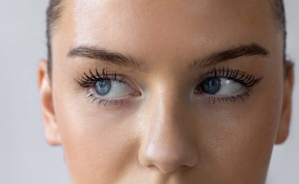 Ten tusz działa cuda! Kobiety z krótkimi rzęsami nie mogą uwierzyć w efekt – „Sięgają nieba, jak z bajki!”