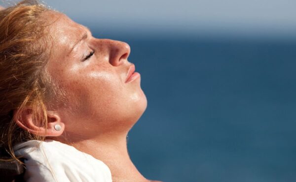 Nie Uwierzysz, Jak Ta Mgiełka z SPF50 Zmienia Zasady Gry w Makijażu – Zero Bielenia, Zero Tłustości, Tylko Idealne Wykończenie!