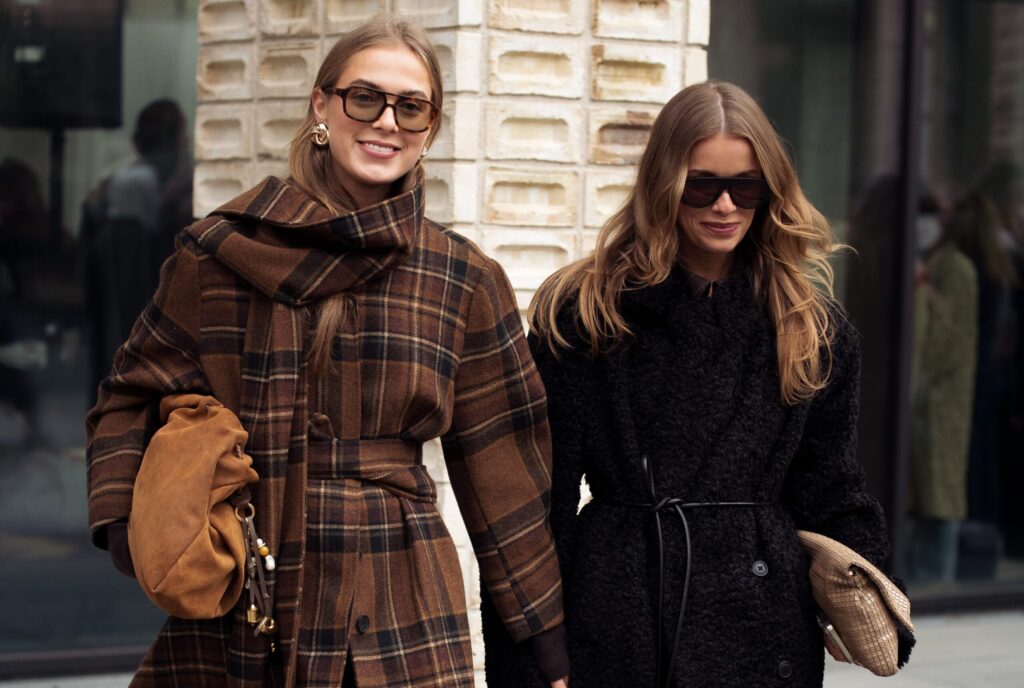 Masz dość nudnych stylizacji? Tej jesieni moda stawia wszystko na głowie – sprawdź, co musisz wyrzucić z szafy, zanim będzie za późno!