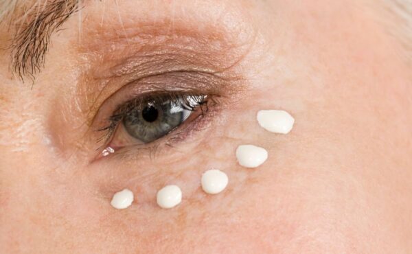 Ten krem pod oczy to prawdziwy hit dla 50+! Zmarszczki znikają, cienie się rozpływają… Mama i babcia kradną mi go non stop! 😱✨