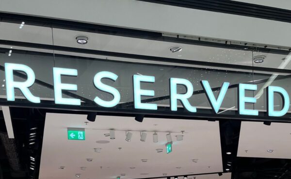 Ten żółty sweterek to hit wiosny! Zobacz, jak odmieni każdą stylizację – zakochasz się od pierwszego założenia!