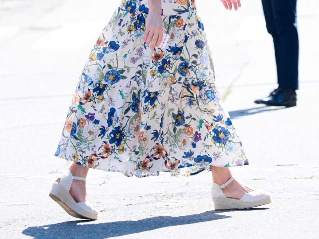 Zobacz, jakie buty z wyprzedaży Guess robią furorę! Te espadryle odmieniają nogi i teraz kosztują grosze!