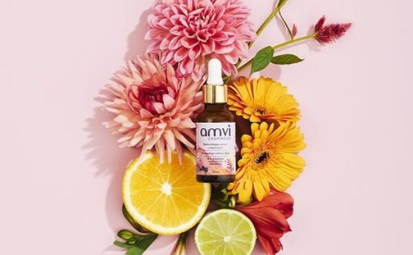 Rozświetlające serum do twarzy z witaminą C od Amvi