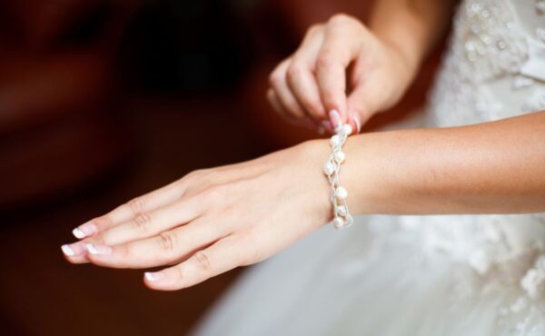 Jakie bransoletki do eleganckiej sukienki będą pasować?