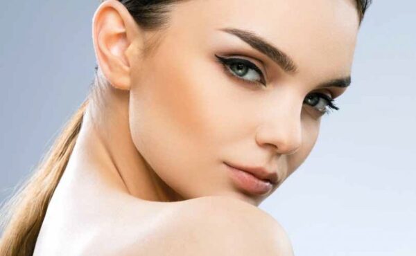 Ani wyskubane, ani krzaczaste. Zobacz, jak należy stylizować brwi!