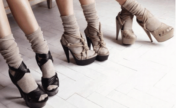 W upalne dni najlepiej sprawdzają się cienkie i chłodzące rajstopy. Powraca też moda na skarpetki i podkolanówki!