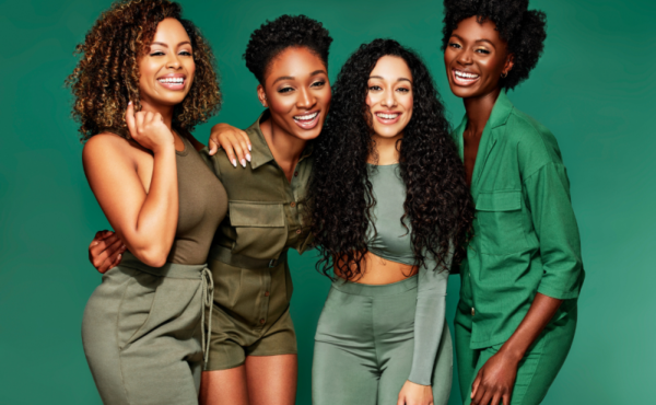 Pomysły na letnie fryzury idealne dla fal, loków i sprężynek. 3 propozycje od Cantu