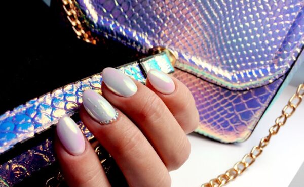 Najmodniejszy manicure? Tęczowa tafla!