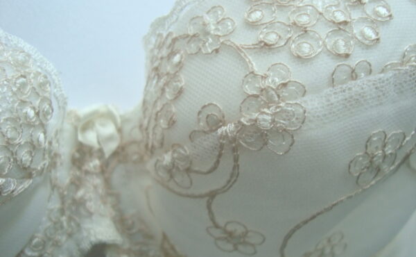 Jak przedłużyć trwałość róż?