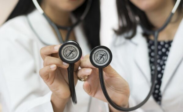 Czym jest i na co pomaga szyna relaksacyjna na zęby?