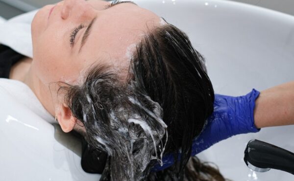 Jak chronić skórę głowy podczas farbowania