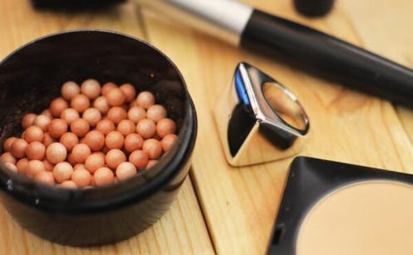 Bądź piękna w andrzejki. Zrób perfekcyjny makijaż na wyjątkowe okazje