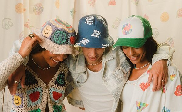 GUESS? ogłasza wielki powrót globalnej muzycznej gwiazdy i ikony mody J Baldvina w kolekcji i kampanii GUESS ORIGINALS x J BALVIN AMOR