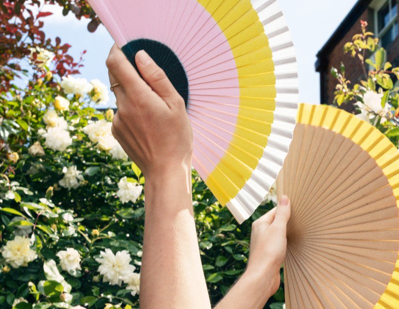 Gorąco? Wyjmij z torebki stylowy wachlarz!