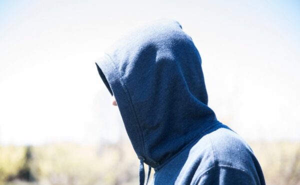 Jak stylowo ochronić się przed niskimi temperaturami? Najmodniejsze bluzy na wiosnę 2024