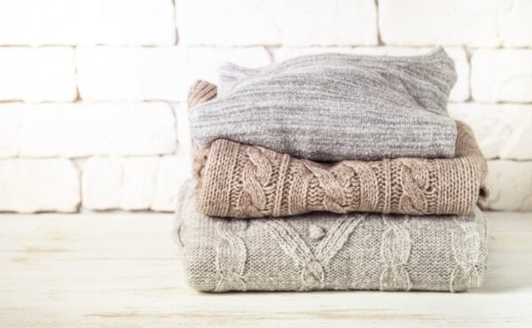 Jaki rodzaj swetrów damskich warto posiadać w swojej szafie?