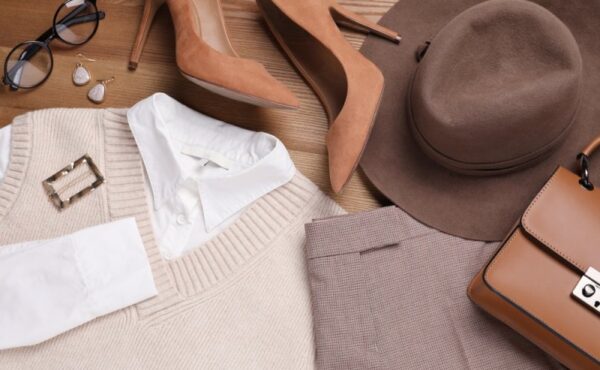 Kamizelki damskie – jak nosić? Z czym łączyć?