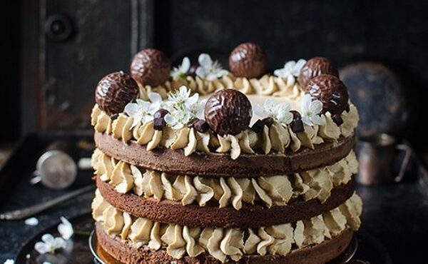 Kawowy tort brownie ze śliwkami kalifornijskimi