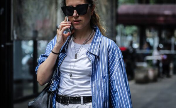 Koszula w streetwearowych stylizacjach — jak robią to modowe gwiazdy Instagrama?