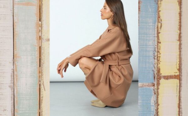 Beżowe płaszcze na jesienne chłody